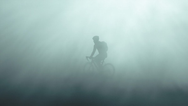 雾中的骑行者